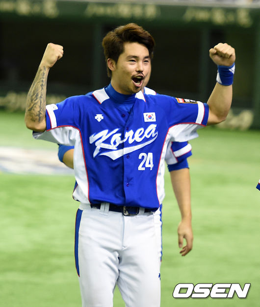 [OSEN=지형준 기자] 일본 도쿄돔에서 열린 '2015 WSBC 프리미어 12' 일본과의 준결승전, 9회 짜릿한 4대3 역전승을 거둔 한국 오재원이 승리를 기뻐하고 있다. /jpenws@osen.co.kr