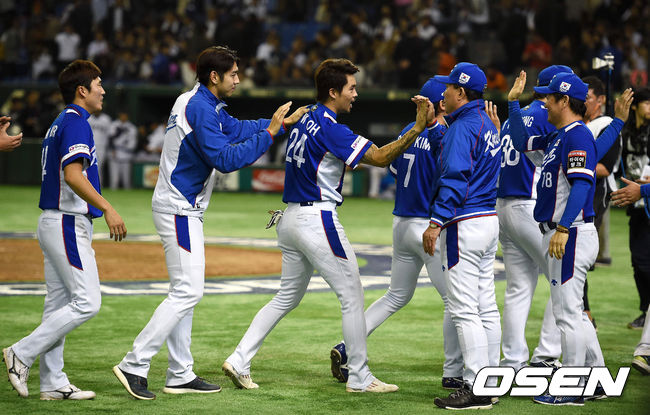 [OSEN=지형준 기자] 일본 도쿄돔에서 열린 '2015 WSBC 프리미어 12' 일본과의 준결승전, 9회 짜릿한 4대3 역전승을 거둔 한국 오재원이 김인식 감독과 승리를 기뻐하고 있다. /jpenws@osen.co.kr