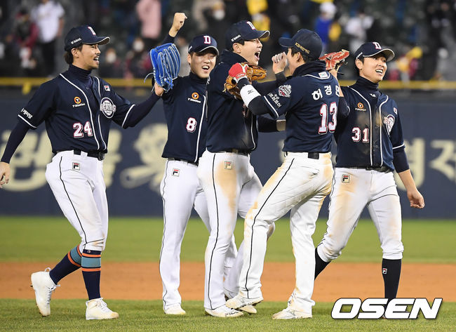 [OSEN=박준형 기자] 두산 베어스가 5일 서울 잠실구장에서 열린 ‘2020 신한은행 SOL KBO 포스트시즌’ LG 트윈스와 준플레이오프 2차전에서 9-7로 승리하며 기뻐하고 있다./  soul1014@osen.co.kr