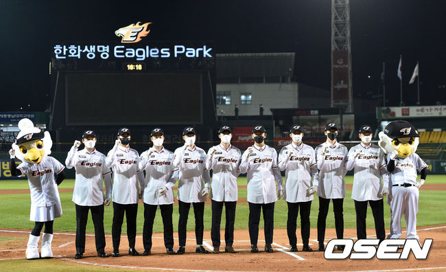 [OSEN=대전, 이대선 기자] 한화 신인 선수들이 기념촬영을 하고 있다. /sunday@osen.co.kr