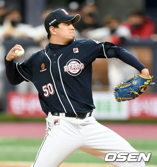 [OSEN=고척, 김성락 기자] 10일 오후 서울 고척스카이돔에서 '2020 신한은행 SOL KBO리그' 플레이오프 KT 위즈와 두산 베어스의 경기가 열렸다.9회말 두산 이영하가 마운드에 올라 힘차게 공을 뿌리고 있다./ksl0919@osen.co.kr