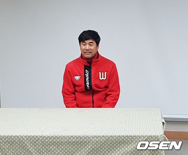 [OSEN=인천, 홍지수 기자] SK 조웅천 코치가 취재진의 질문에 답하고 있다.