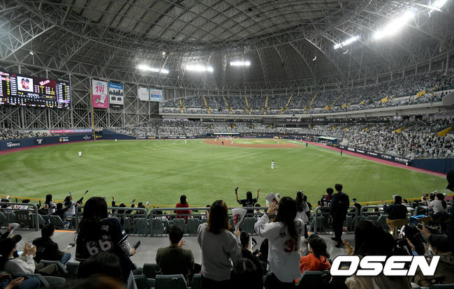 [OSEN=고척, 김성락 기자] 포스트시즌이 유관중으로 진행되는 가운데 야구팬들이 열띤 응원을 펼치고 있다./ksl0919@osen.co.kr