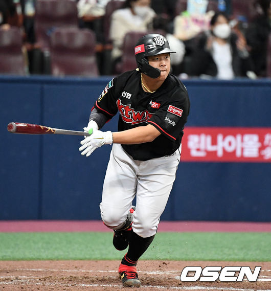 [OSEN=고척, 이대선 기자] 12일 오후 서울 고척스카이돔에서 '2020 신한은행 SOL KBO리그' 플레이오프  두산 베어스와 KT 위즈의 경기가 열렸다.7회초 무사에서 KT 강백호가 우중간 안타를 치고 있다./sunday@osen.co.kr