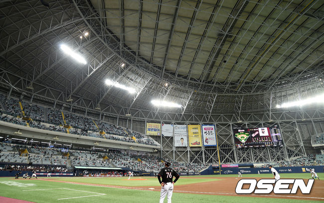 [OSEN=고척, 이대선 기자] 플레이오프  두산 베어스와 KT 위즈의 경기가 열렸다. 경기장에 입장한 관중들이 열띤 응원을 펼치고 있다./sunday@osen.co.kr