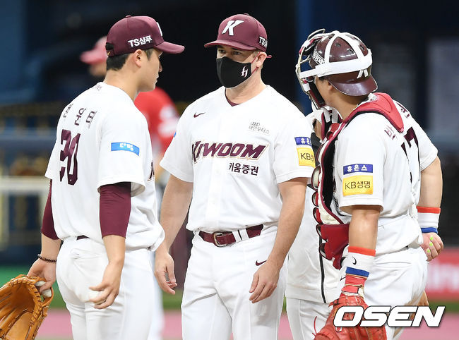 [OSEN=고척, 곽영래 기자] 키움 나이트 코치가 마운드에 올라 최원태와 이야기를 나누고 있다. /youngrae@osen.co.kr