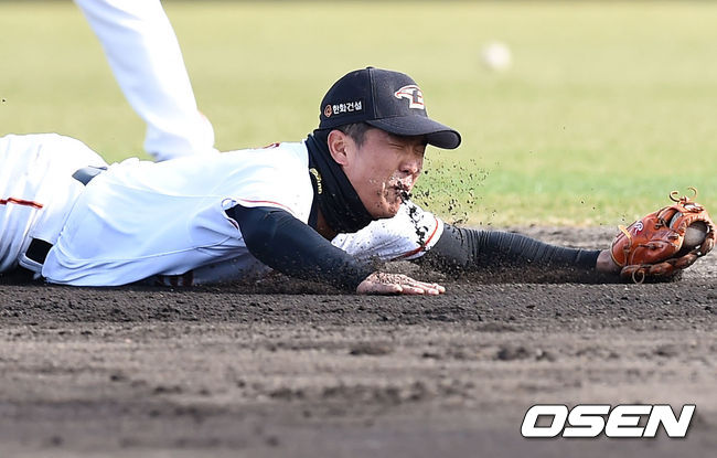 [OSEN=고치, 이대선 기자]김성근 감독이 부임한 한화는 지난해 마무리훈련부터 강훈련으로 체질을 개선하고 있다. 김 감독 특유의 단내나는 훈련이 이어졌다. 그러나 김 감독의 성에 차는 정도는 아니다. 비활동기간 중 단체 훈련 금지에 대해 아쉬움을 드러내기도 했던 김 감독은 이번 캠프에서 최하위권 탈출을 향한 본격적인 퍼즐 맞추기에 들어간다는 심산이다. /sunday@osen.co.kr