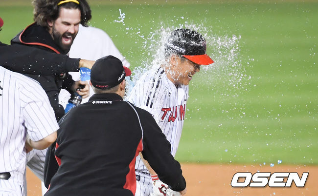 [OSEN=잠실,박준형 기자]9회말 1사 3루 LG 정근우가 끝내기 안타를 날린뒤 동료들의 축하를 받고 있다.  /   soul1014@osen.co.kr