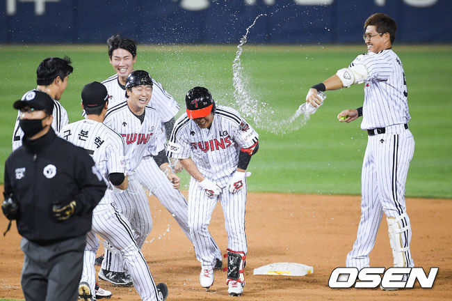 [OSEN=잠실,박준형 기자]9회말 1사 3루 LG 정근우가 끝내기 안타를 날린뒤 축하 물세례를 받고 있다. /   soul1014@osen.co.kr