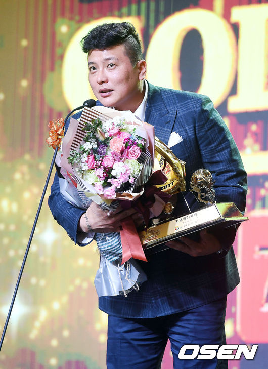 [OSEN=민경훈 기자] 2016 KBO 골든글러브 시상식에서 지명타자 부문을 수상한 김태균이 소감을 말하고 있다./ rumi@osen.co.kr