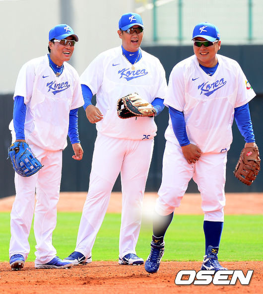 [OSEN=지형준 기자] 2013 월드베이스볼클래식(WBC 2013)을 앞두고 이승엽, 이대호, 김태균이 수비 훈련을 하며 미소짓고 있다./jpnews@osen.co.kr