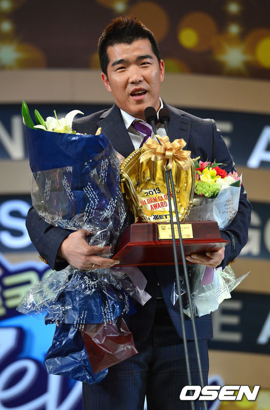 [OSEN=박준형 기자] 2013 골든글러브 시상식에서 한화 정근우가 골든글러브 2루수 부문상을 수상후 소감을 말하고 있다./soul1014@osen.co.kr