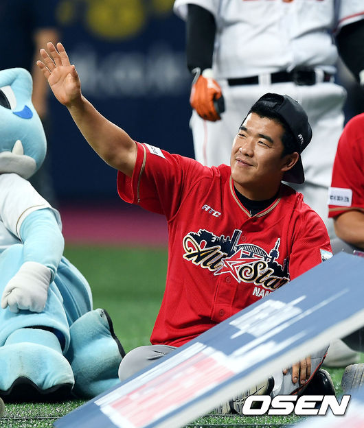 [OSEN DB] 2016 KBO 리그 올스타전에 참가한 정근우가 미소짓고 있다.