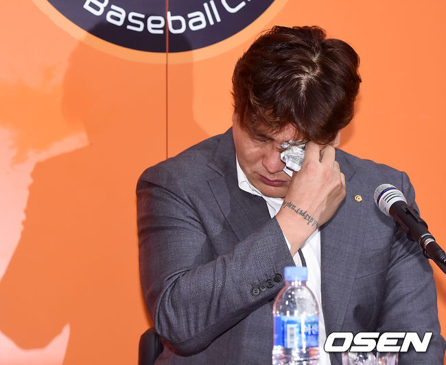 [OSEN=대전, 민경훈 기자]김태균이 기자회견중 눈물을 흘리고 있다./rumi@osen.co.kr