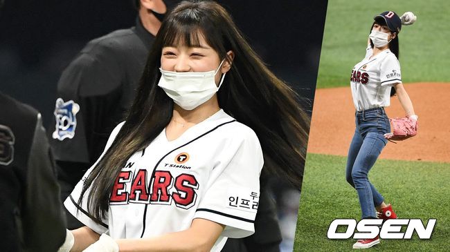 [OSEN=이대선 기자] 오마이걸 유아가 두산의 승리 기원 시구를 하고 있다. /sunday@osen.co.kr