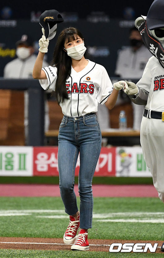 [OSEN=최규한 기자] 오마이걸 유아가 두산의 승리 기원 시구를 하기 위해 그라운드로 입장하며 인사하고 있다./dreamer@osen.co.kr
