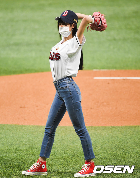 [OSEN=박준형 기자] 오마이걸 유아가 두산의 승리 기원 시구를 하고 있다. /soul1014@osen.co.kr