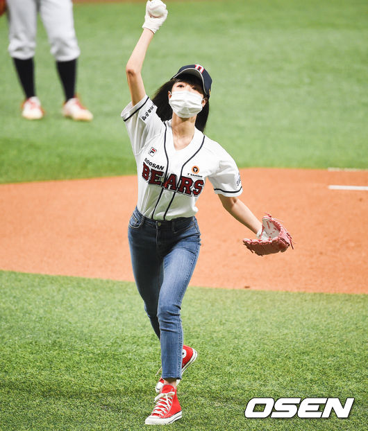 [OSEN=박준형 기자] 오마이걸 유아가 두산의 승리 기원 시구를 하고 있다. /soul1014@osen.co.kr