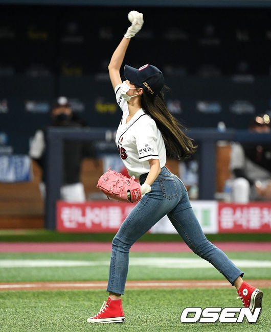 [OSEN=이대선 기자] 오마이걸 유아가 두산의 승리 기원 시구를 하고 있다. /sunday@osen.co.kr