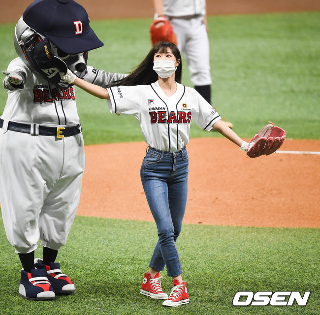 [OSEN=박준형 기자] 오마이걸 유아가 두산의 승리 기원 시구를 마치고 관중석을 향해 인사를 하고 있다. /soul1014@osen.co.kr