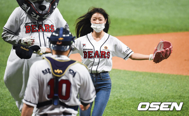 [OSEN=박준형 기자] 오마이걸 유아가 두산의 승리 기원 시구를 마치고 포수 박세혁과 인사를 나누고 있다. /soul1014@osen.co.kr