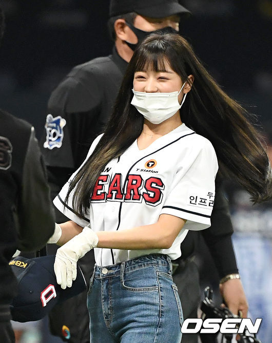[OSEN=이대선 기자] 오마이걸 유아가 두산의 승리 기원 시구를 마치고 경기장을 나가며 미소짓고 있다. /sunday@osen.co.kr