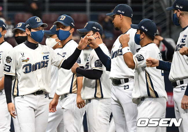 [OSEN=고척, 최규한 기자] 26일 오후 열린 한국 시리즈 1차전을 앞두고, 홀로 마스크 착용을 하지 않고 도열해 김성욱을 비롯한 동료들과 인사를 나누는 NC 알테어. / dreamer@osen.co.kr