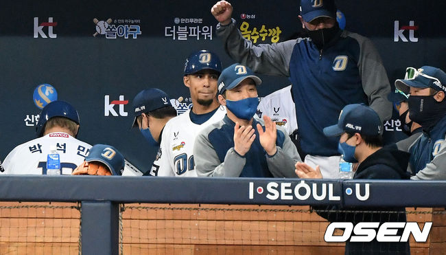 [OSEN=고척, 이대선 기자]NC는 17일 서울 고척스카이돔에서 열린 ‘2020 신한은행 SOL KBO리그’ 포스트시즌 두산과의 한국시리즈 1차전에서 5-3으로 승리했다.NC 알테어가 경기중 마스크를 쓰지 않은 채 더그아웃에서 대기하고 있다. /sunday@osen.co.kr