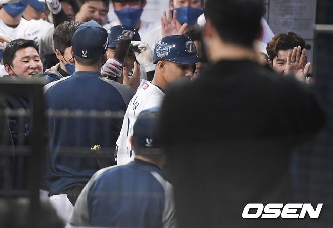 [OSEN=박준형 기자]이날 MVP로 뽑힌 알테어가 8회말 나성범의 추가득점에 마스크를 벗은채 타석준비를 하고 있다. / soul1014@osen.co.kr
