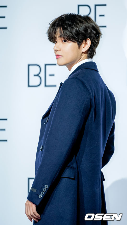 [OSEN=민경훈 기자]방탄소년단 뷔가 무대 위에서 포토타임을 갖고 있다./ rumi@osen.co.kr