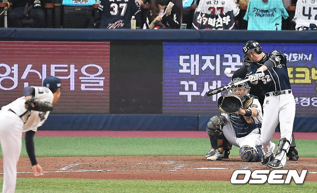 [OSEN=고척, 곽영래 기자]한국시리즈 2차전, 두산 김재호가 솔로 홈런을 때려내고 있다. /youngrae@osen.co.kr