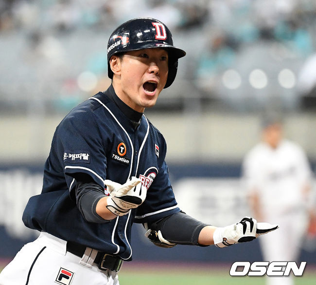 [OSEN=고척, 이대선 기자] 한국시리즈 2차전, 두산 김재호가 좌월 솔로 홈런을 날리고 환호하고 있다./sunday@osen.co.kr
