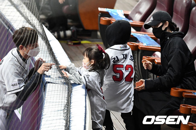 [OSEN=고척, 지형준 기자]한국시리즈 3차전 경기를 앞두고 두산 김재호가 네트를 사이에 두고 가족과 인사를 나누고 있다. /jpnews@osen.co.kr