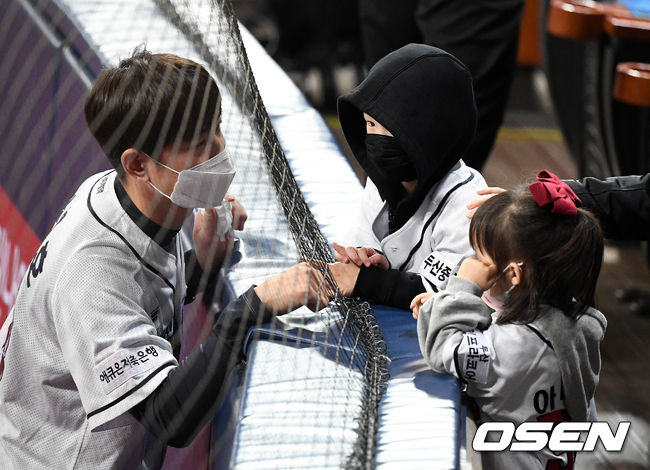 [OSEN=고척, 지형준 기자]한국시리즈 4차전 경기를 앞두고 두산 김재호가 자녀들과 인사를 나누고 있다. /jpnews@osen.co.kr