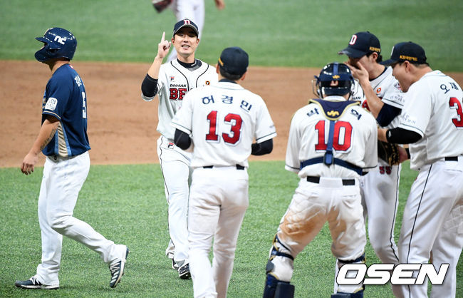 [OSEN=고척, 지형준 기자]한국시리즈 3차전 승리를 거둔 두산 선수들이 승리를 기뻐하고 있다.  /jpnews@osen.co.kr