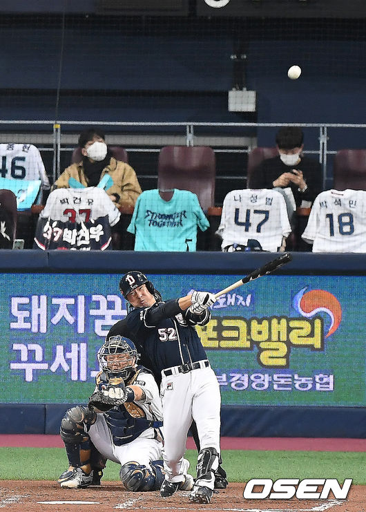 [OSEN=곽영래 기자] 18일 한국시리즈 2차전에서 4회초 무사 두산 김재호가 솔로 홈런을 때려내고 있다. /youngrae@osen.co.kr