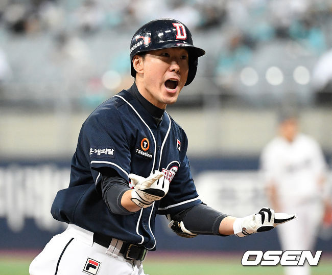[OSEN=이대선 기자] 18일 한국시리즈 2차전에서 4회초 무사 두산 김재호가 좌월 솔로 홈런을 치고 환호하고 있다./sunday@osen.co.kr