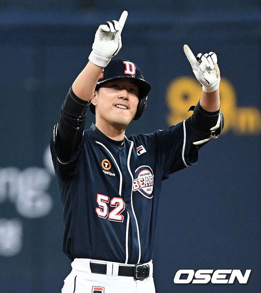[OSEN=이대선 기자] 18일 한국시리즈 2차전에서 8회초 2사 2루 두산 김재호가 우전 적시타를 치고 세리머니를 펼치고 있다./sunday@osen.co.kr
