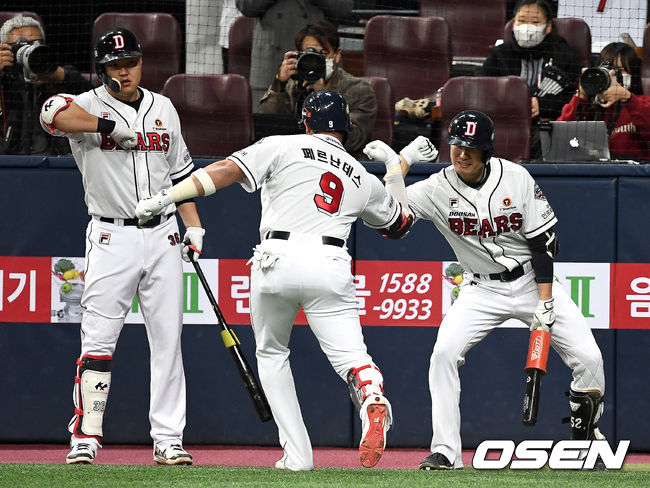 [OSEN=최규한 기자] 20일 오후 서울 고척스카이돔에서 한국시리즈 3차전에서 2회말 무사 선두타자로 나선 두산 김재호가 우월 솔로홈런을 친 페르난데스와 환호하고 있다. / dreamer@osen.co.kr