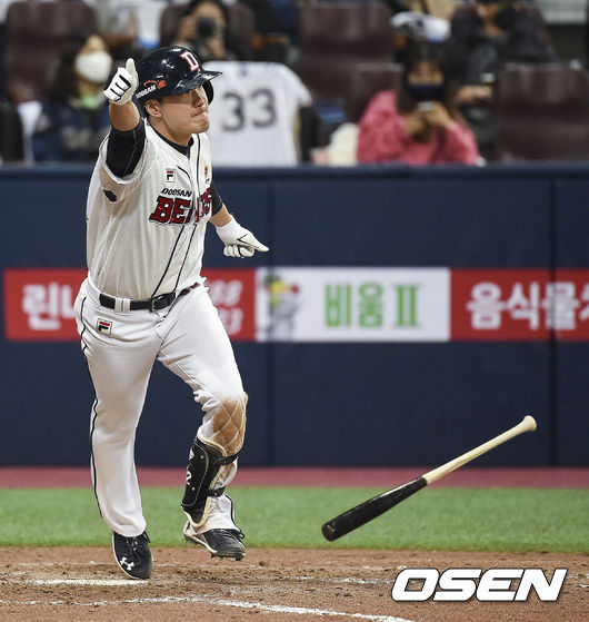 [OSEN=박준형 기자]20일 한국시리즈 3차전에서 7회말 1사 1,3루 두산 김재호가 역전 1타점 적시타를 날린뒤 환호하고 있다. / soul1014@osen.co.kr