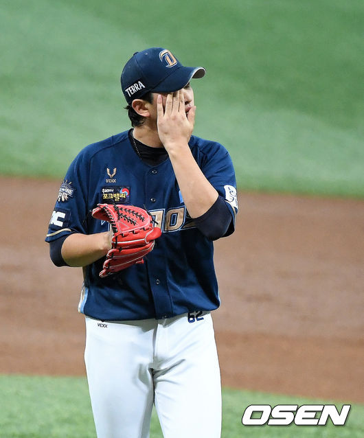 [OSEN=지형준 기자] 21일 한국시리즈 4차전에서 3회말 1사 NC 송명기가 두산 조수행에 볼넷을 허용하며 아쉬워하고 있다. /jpnews@osen.co.kr