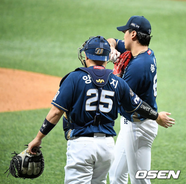 [OSEN=지형준 기자] 21일 한국시리즈 4차전에서 5회말 2사 2루 NC 송명기가 두산 조수행에 볼넷을 허용하자 양의지가 격려하고 있다. /jpnews@osen.co.kr
