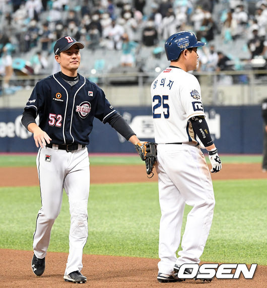[OSEN=고척, 이대선 기자] 18일 오후 서울 고척스카이돔에서 '2020 신한은행 SOL KBO리그' 한국시리즈 2차전 NC 다이노스와 두산 베어스의 경기가 열렸다.6회말 1사 2루에서 NC 박석민의 플라이 상황을 착각하고 귀루하지 못한 2루주자 양의지가 아쉬워하고 있다./sunday@osen.co.kr