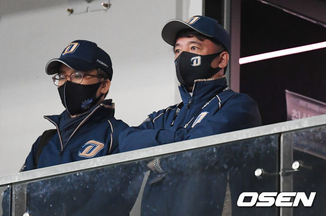 [OSEN=박준형 기자] 17일 ‘2020 신한은행 SOL KBO리그’ 한국시리즈 1차전 경기장을 찾은 NC 김택진 구단주가 그라운드를 바라보고 있다. / soul1014@osen.co.kr