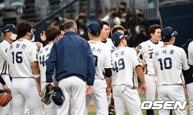 [OSEN=이대선 기자] 24일 한국시리즈 6차전에서 우승을 확정 지은 NC 선수들이 김택진 구단주가 가져온 물건을 바라보고 있다. / sunday@osen.co.kr