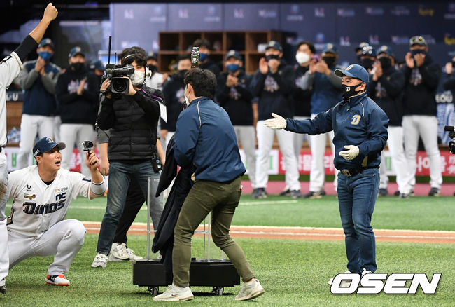 [OSEN=이대선 기자] 24일 한국시리즈 6차전에서 그라운드를 방문한 NC 김택진 구단주가 자사 게임 속 대표 검을 본떠 만든 트로피를 선보이고 있다. / sunday@osen.co.kr