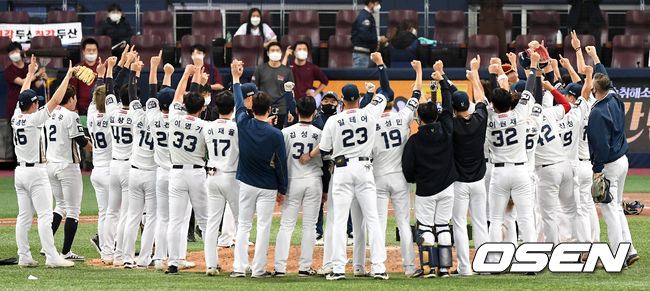 [OSEN=최규한 기자] 24일 한국시리즈 6차전에서 그라운드를 방문한 NC 김택진 구단주가 자사 게임 속 대표 검을 본떠 만든 트로피를 선보이며 선수들과 환호하고 있다. / dreamer@osen.co.kr