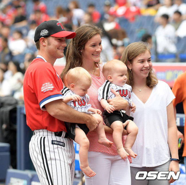 [OSEN=창원, 이대선 기자] 21일 오후 경남 창원NC파크에서 ‘프로야구 2019 MY CAR KBO 올스타전’이 열렸다.나눔올스타 윌슨이 가족들과 기념촬영을 하고 있다. /sunday@osen.co.kr