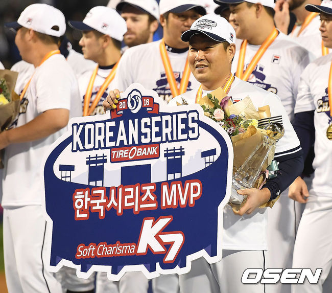 [OSEN=곽영래 기자] 2016년 한국시리즈 MVP에 선정된 두산 양의지가 포토타임을 갖고 있다. / youngrae@osen.co.kr