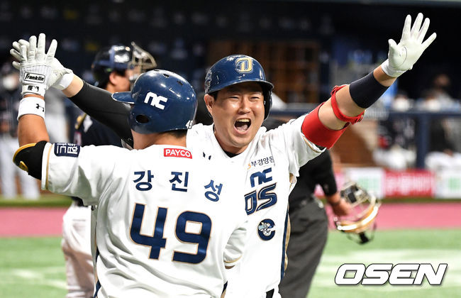[OSEN=지형준 기자] 한국시리즈 5차전에서 NC 양의지가 투런포를 날리고 기뻐하고 있다. /jpnews@osen.co.kr